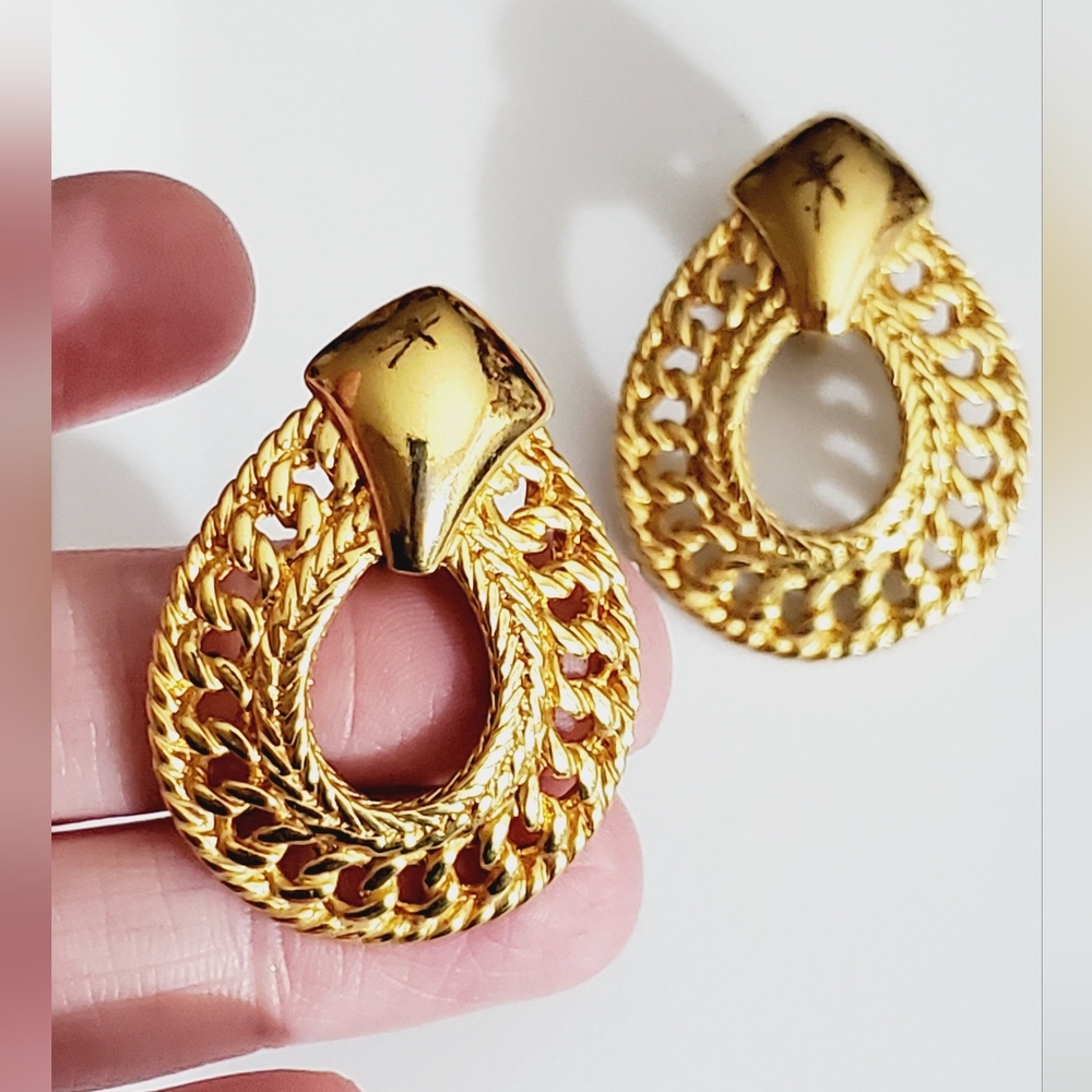 Vintage 80's Avon Gold clip on earrings signed filigree chain Excellent vtg